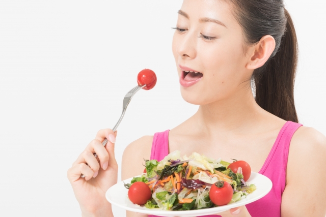 野菜を食べる女性
